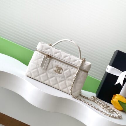 25C exquisite small chain clutch 👜 Grained calfskin with gold metal